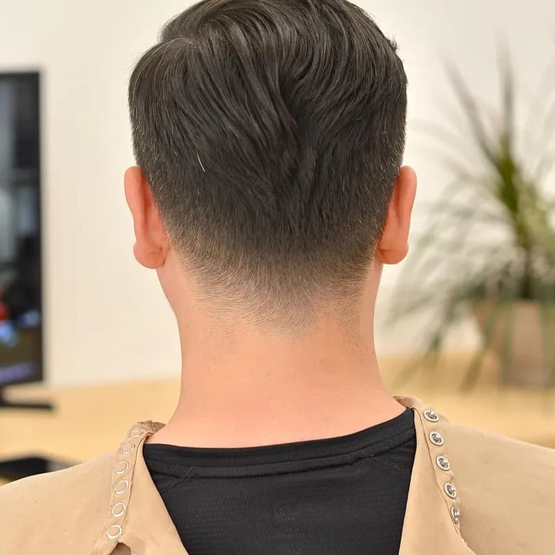 Madal taper lõikus Tartu meestejuuksuris